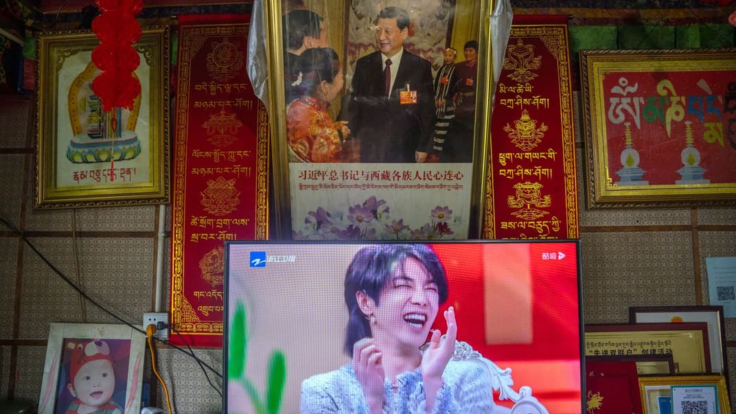 Телевизор показывает трансляцию программы китайского ток-шоу, 4 июня 2021 года