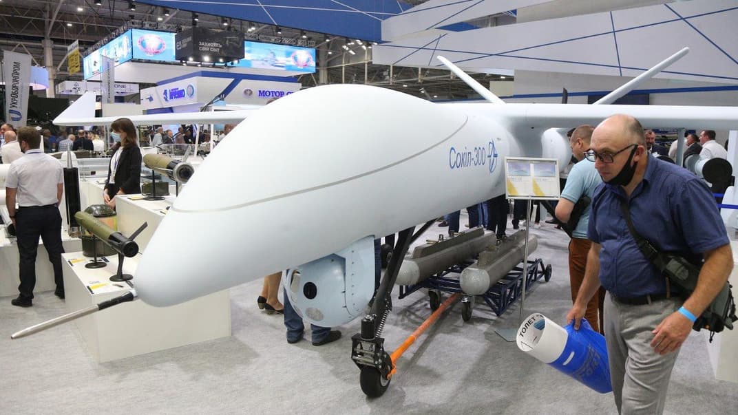 Ударный БПЛА Сокол-300 на ХVII Международной специализированной выставке «Оружие и безопасность — 2021», ХII Международного авиакосмического салона «Авиасвит — ХХI», Киев, 15 июня 2021 года. Сокол-300 — украинский ударный БПЛА, который разрабатывается государственным киевским конструкторским бюро «Луч».