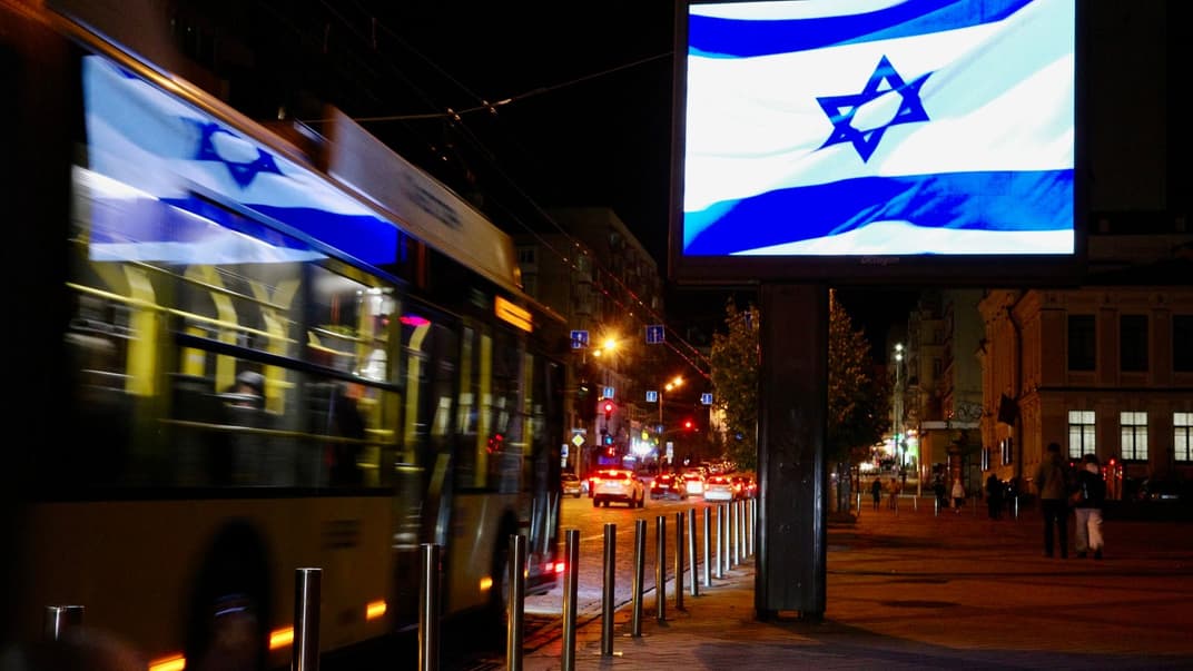 В Киеве цифровые экраны транслировали флаг Израиля, 8 октября 2023 года