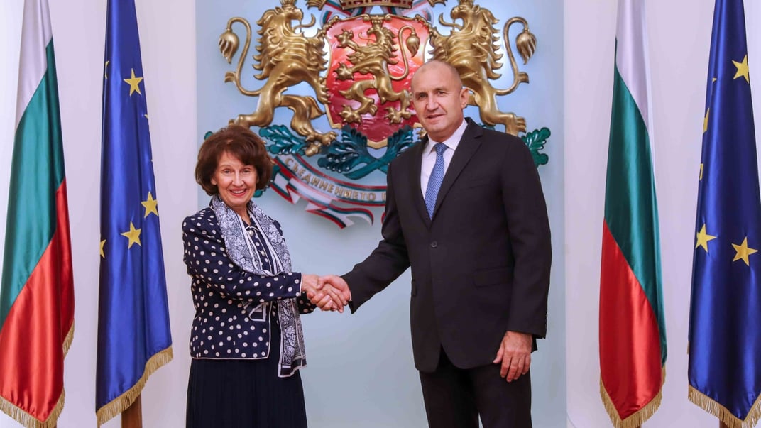 Президенти Північної Македонії та Болгарії Гордана Силяновська-Давкова та Румен Радев під час зустрічі 13 вересня. Відсутність македонського прапора обурила македонців