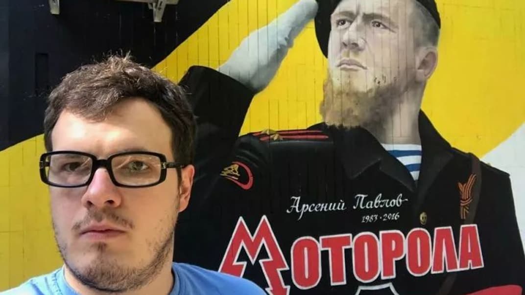 Пропагандист Михаил Шпир на фоне стенописи с изображением предводителя боевиков «Моторолы»