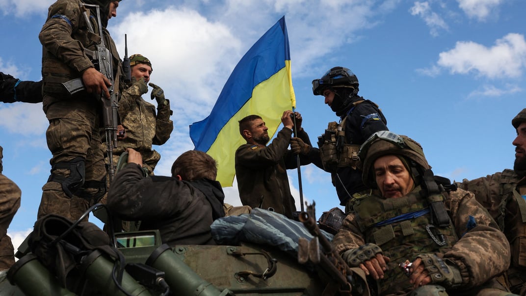 Українські військові встановлюють прапор України