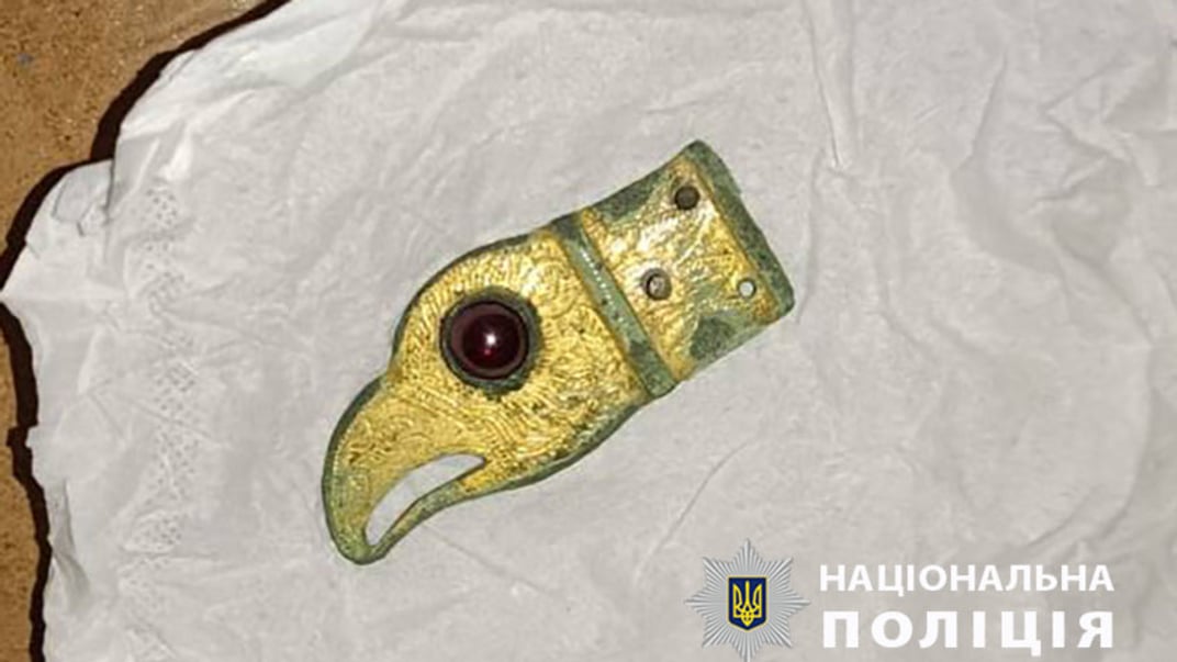 Фрагмент ременя у формі голови птаха