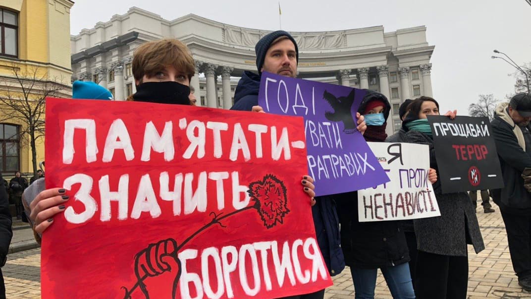 Учасники акції пам'яті Маркелова і Бабурової на Михайлівській площі в Києві, 19 січня 2020 року