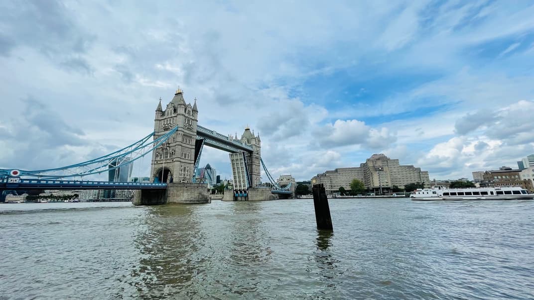 В Лондоне развели Тауэрский мост и не смогли свести обратно. Движение перекрыто