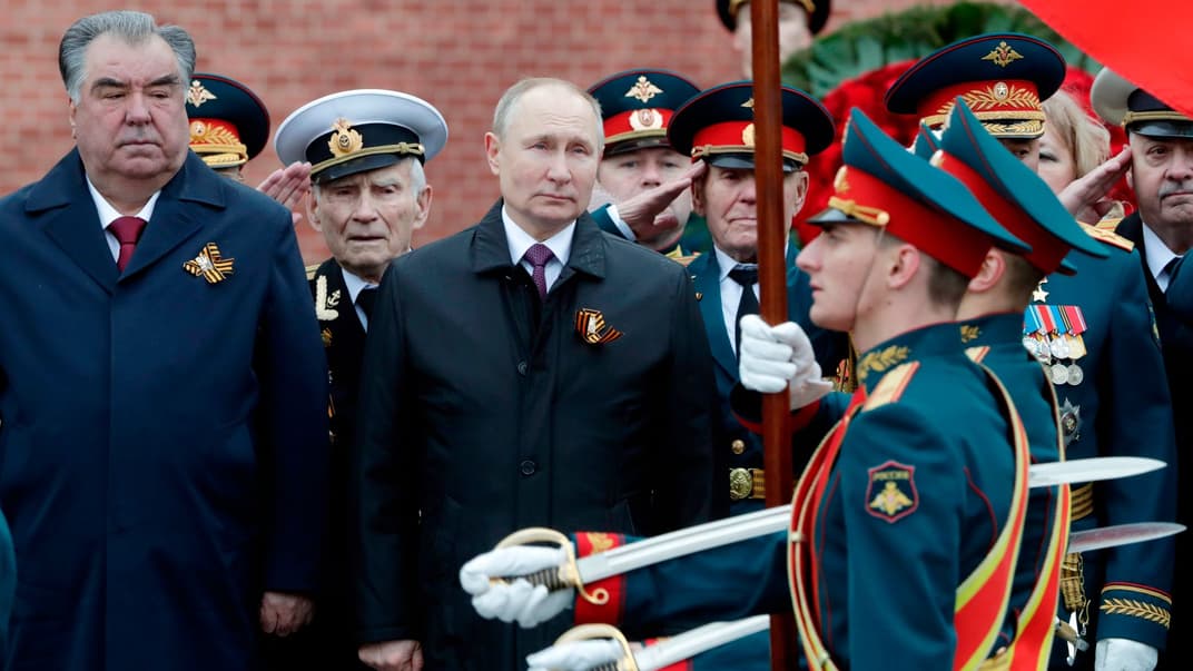 Президент России Владимир Путин и президент Таджикистана Эмомали Рахмон (слева) на параде ко Дню Победы в Москве, 9 мая 2021 года