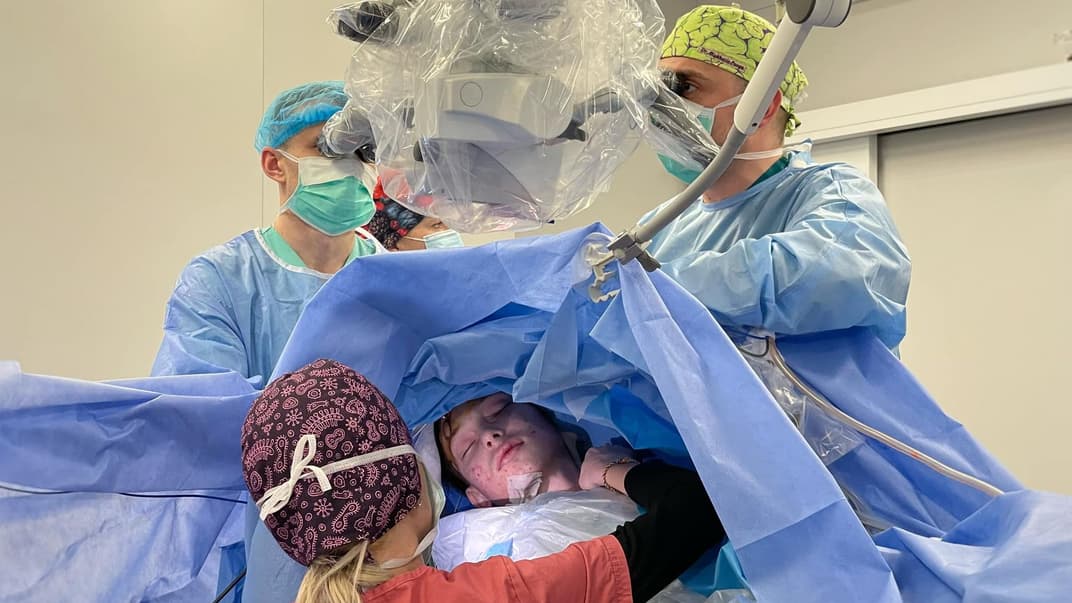 Львівські лікарі проводять операцію на мозку з пробудженням 15-річному пацієнту