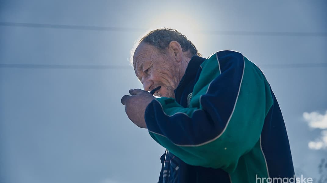 Николай Верблянский курит, рассказывая, как российские военные пытали его