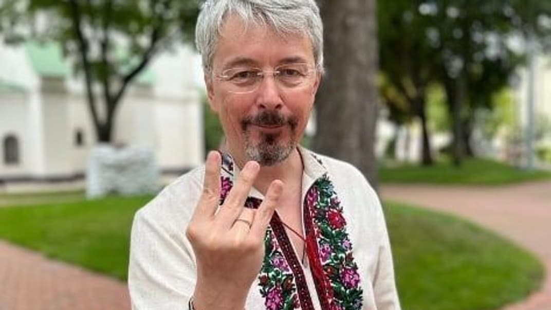 Міністр культури Олександр Ткаченко демонструє жест, який пропонували Мінкульт та Banda Agency