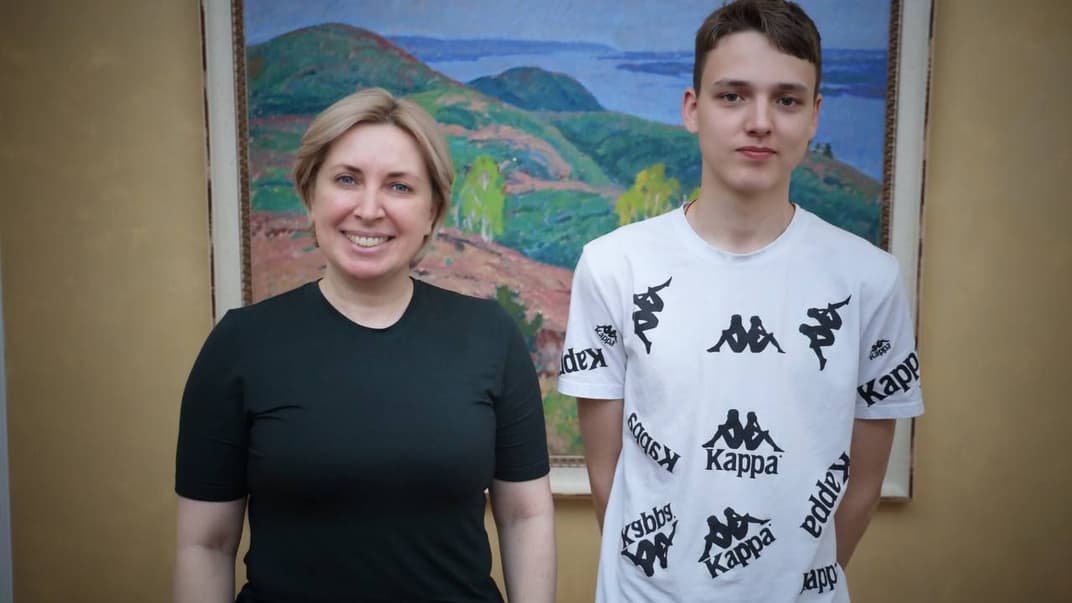 Министр по реинтеграции Ирина Верещук с Вячеславом из Мариуполя, которого депортировали оккупанты