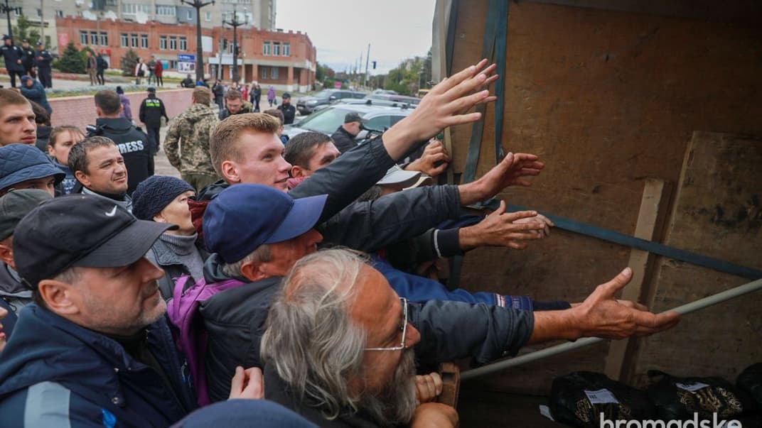 Люди получают гуманитарную помощь в Балаклее после деоккупации города, Харьковская область, 13 сентября 2022 года