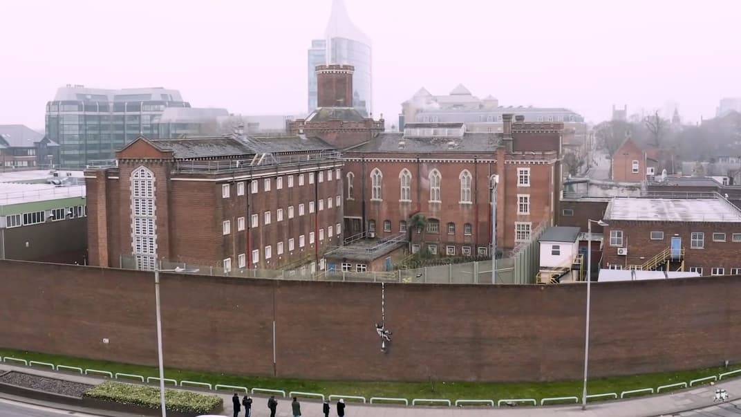 Редингская тюрьма, на стене которой уличный художник Бэнкси разместил свою работу Create Escape («совершая побег»)