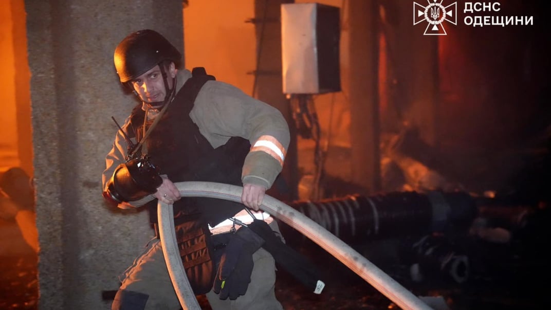 Спасатели тушат пожар на месте удара в Одесской области