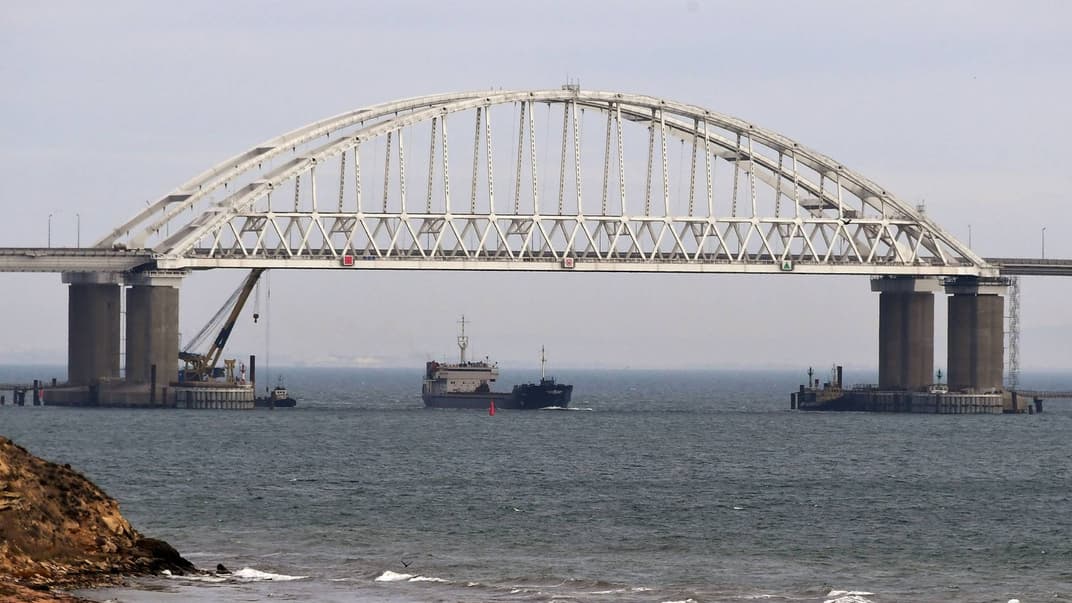 Міст через Керченську протоку, що з'єднує анексованиій Крим із російським Таманським півостровом, 26 листопада 2018 р. Ввечері 25 листопада російські прикордонники захопили три українські військові судна, коли ті проходили Керченську протоку, прямуючи із Одеси в Маріуполь. За даними Генштабу ЗС України на кораблях перебували 23 військовослужбовців, шістьох моряків поранено, важко поранених двоє