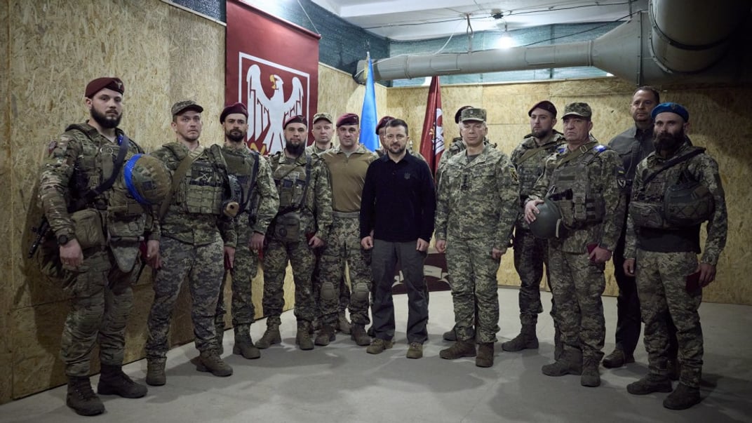 Володимир Зеленський з військовим керівництвом та бійцями 82 бригади