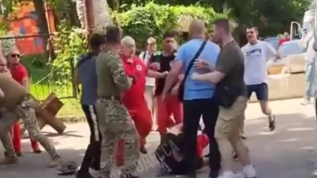 Возле военкомата в Одессе бились гражданские, военные и медики. Что там произошло?