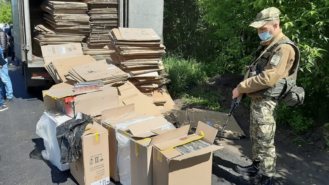 Прикордонники виявили у вантажному автомобілі 6 800 прихованих пачок сигарет