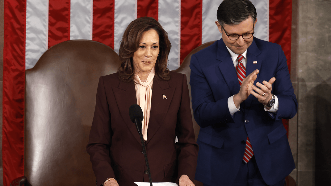 Віцепрезидентка Камала Гарріс і спікер Палати представників Майк Джонсон під час засідання Конгресу для підтвердження результатів виборів, 6 січня 2025 року