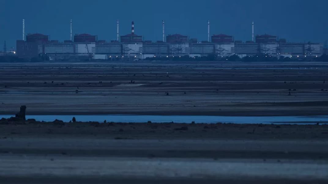 Запорізька АЕС на тлі обмілілого Каховського водосховища, червень 2023 року 
