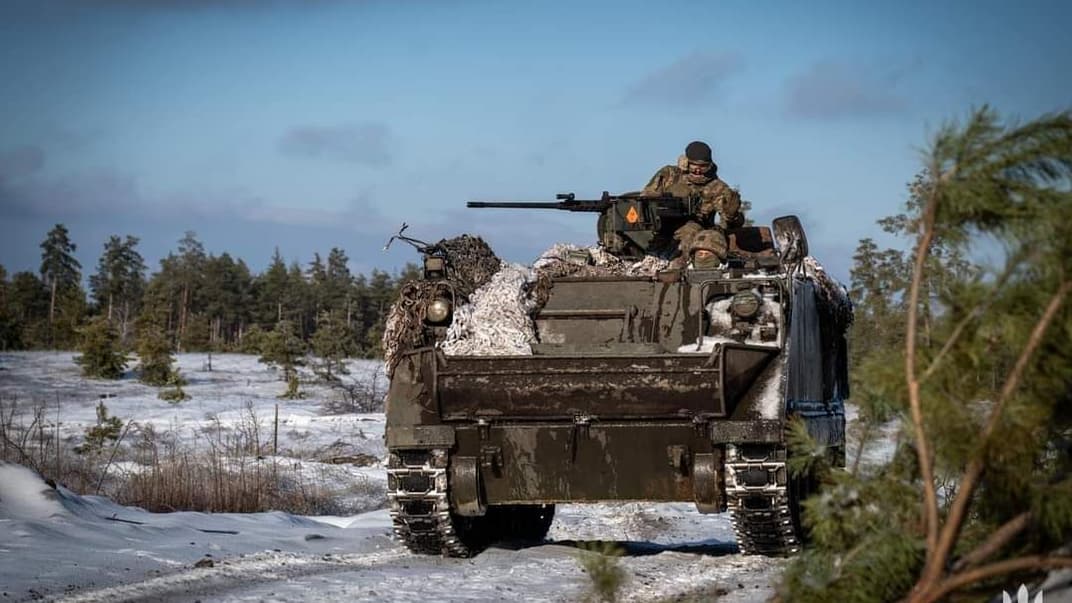 Украинский военнослужащий и техника. Иллюстративное фото