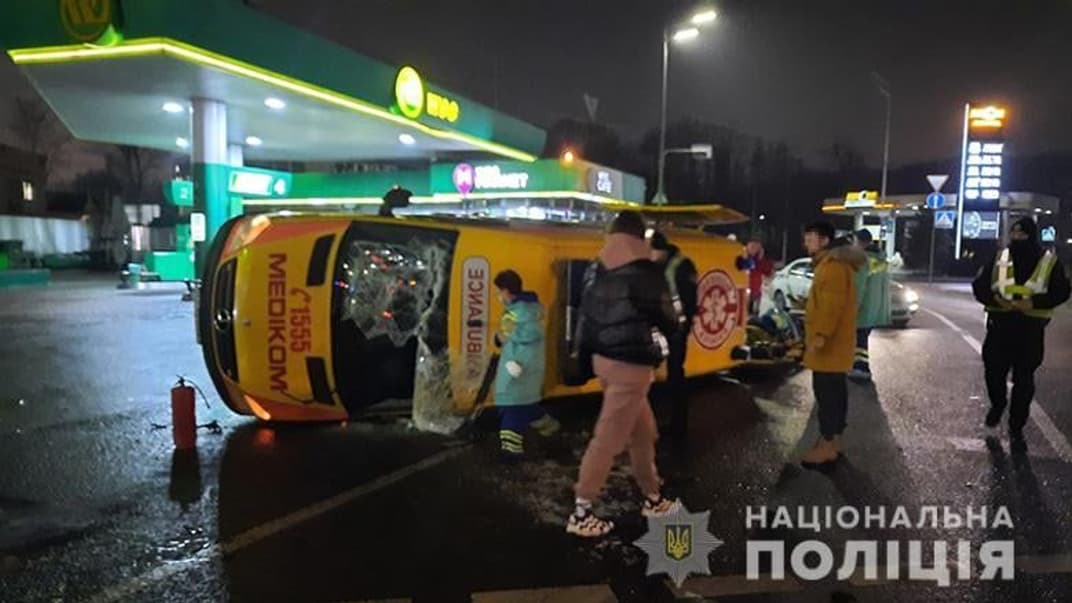 В Киеве перевернулась машина экстренной медицинской помощи, 10 декабря 2021 года