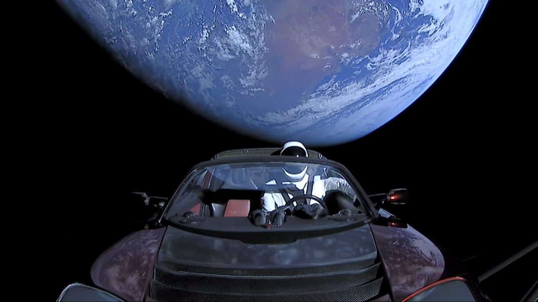 Автівка Tesla з манекеном Starman рухається в бік Марсу