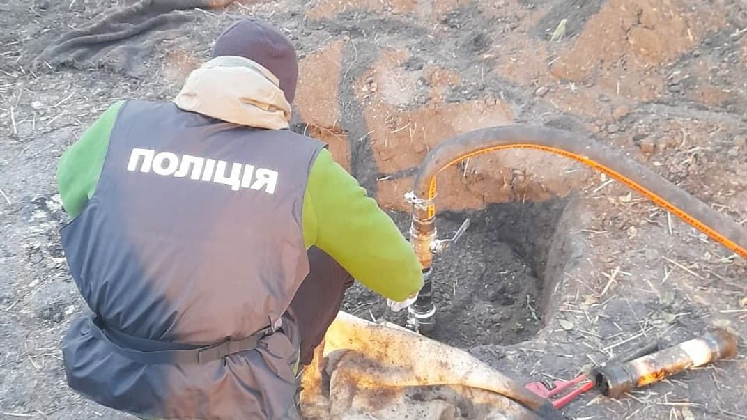 На Житомирщині затримали фігурантів, яких підозрюють у крадіжці нафти з трубопроводу