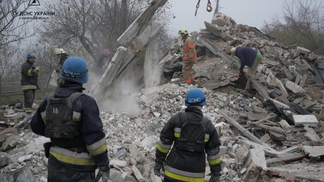 Рятувальники розбирають завали у Вільнянську Запорізької області, куди російські війська вдарили ракетами, 17 листопада 2022 року