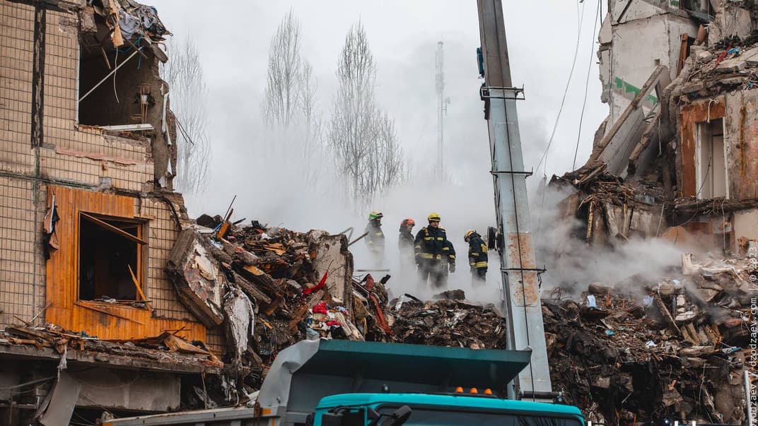 Спасательная операция на месте попадания российской ракеты в многоэтажку в Днепре, 15 января 2023 года