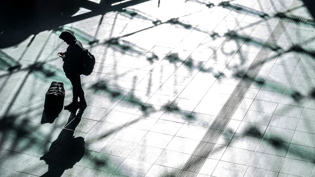 Пассажир на главном железнодорожном вокзале в Берлине, Германия, 23 марта 2020 года