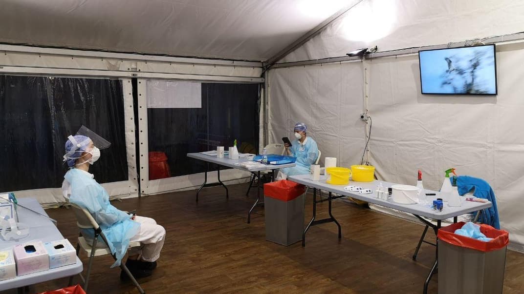 Студенты медицинского факультета Карлова университета Праги, добровольцы в Hořovice Hospital, где лечат пациентов с коронавируской инфекцией в Чехии