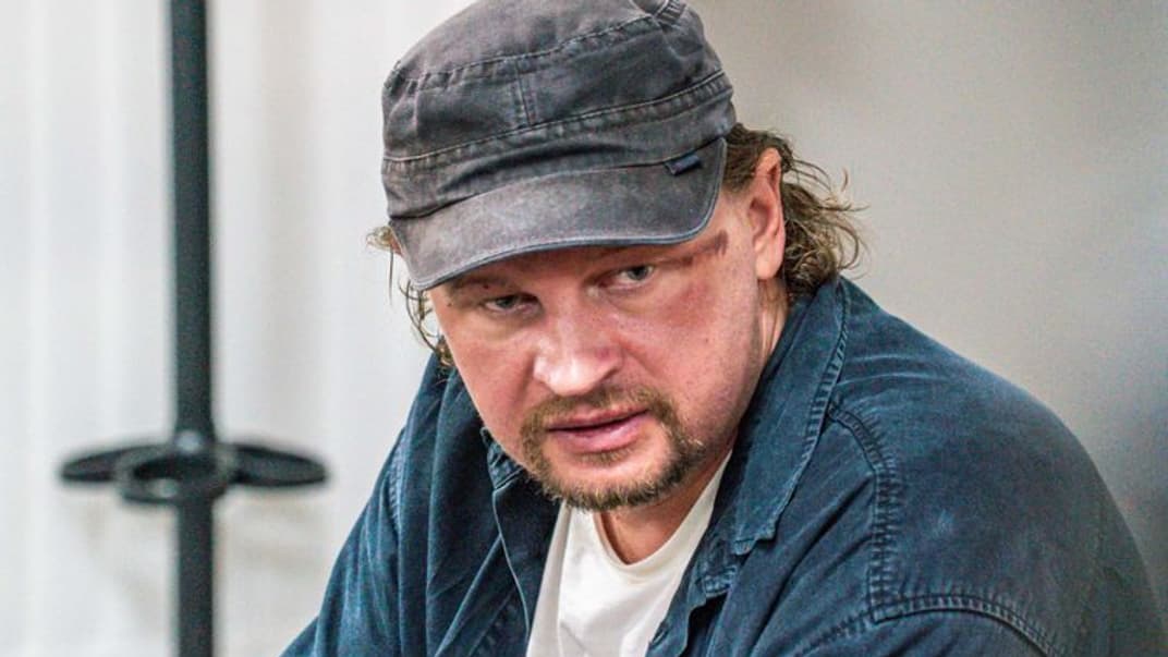 Максим Кривош сидит в зале суда в Луцке во время заседания по избранию меры пресечения