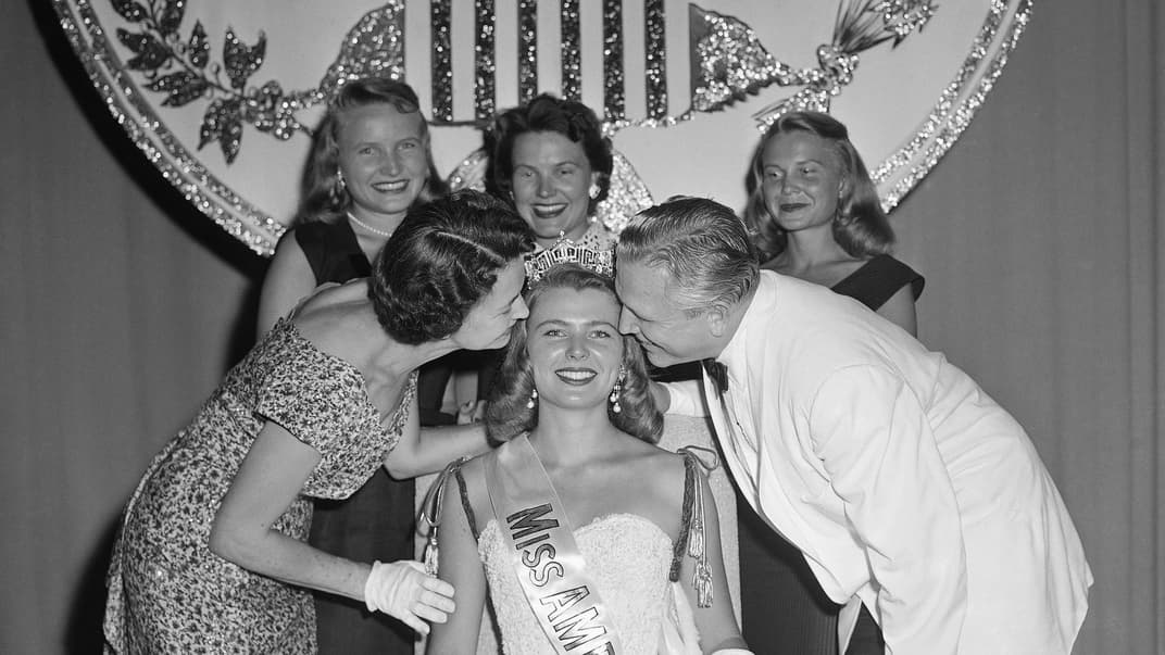 «Мисс Америка-1958» Мэрилин ван Дербур вместе с родителями и сестрами, Нью-Джерси, сентябрь 1957 года