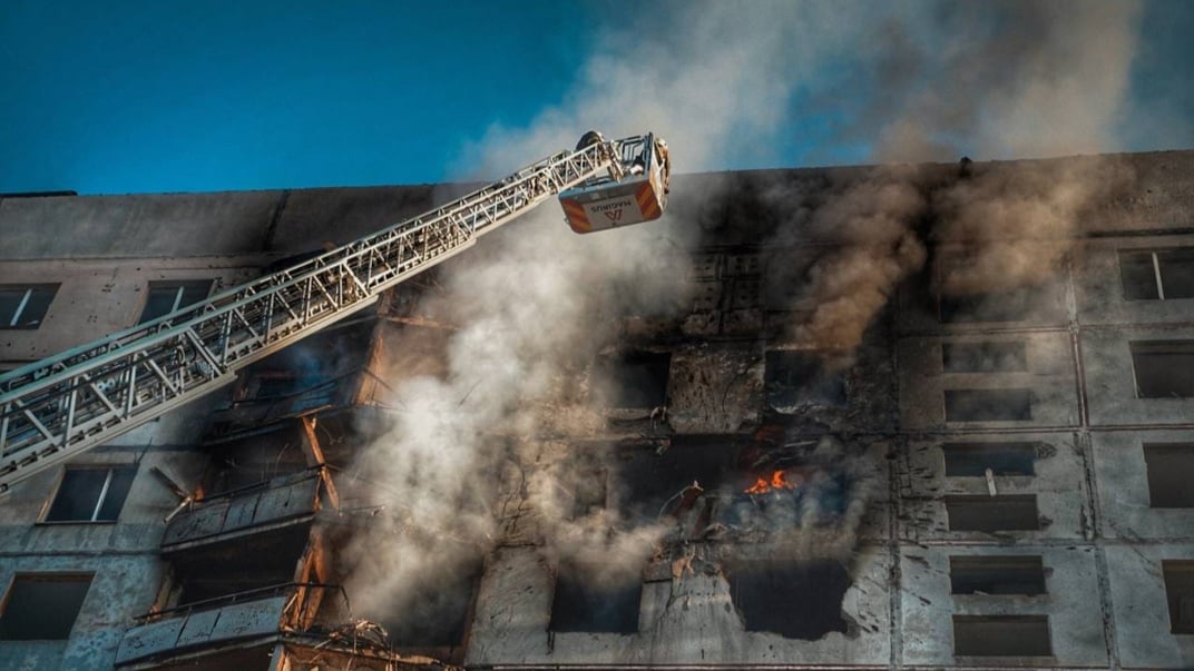 Последствия российского удара по многоэтажке в Харькове 15 сентября