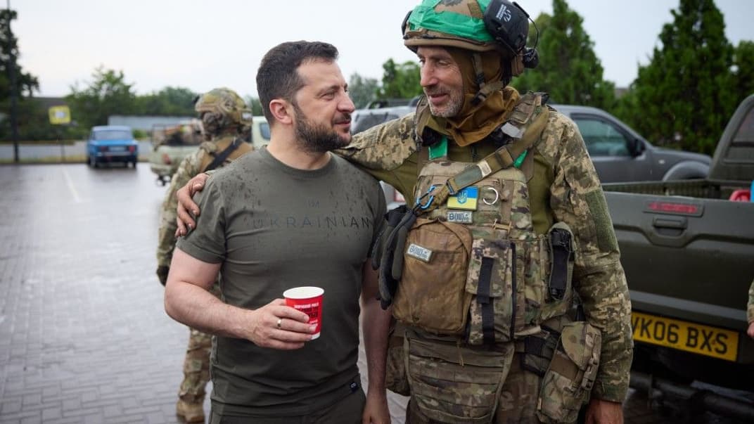 Військовий спілкується з президентом Володимиром Зеленським на Донеччині, 26 червня 2023 року