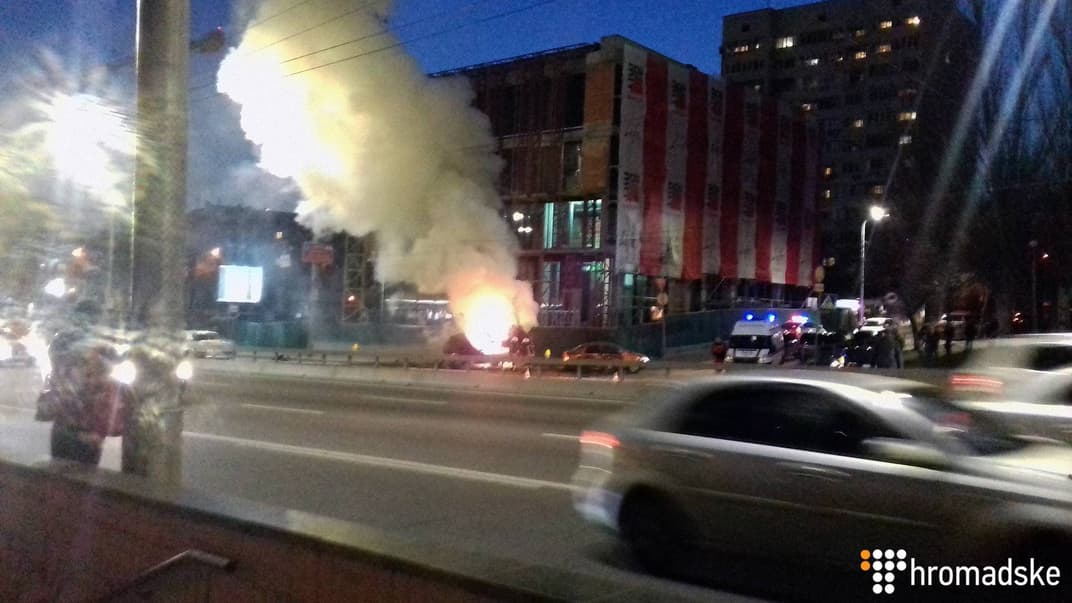 У Києві на бульварі Дружби народів зіткнулись Porsche і Chevrolet: одне авто загорілося