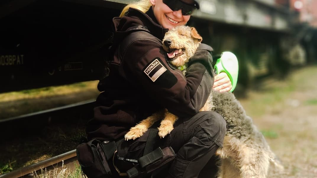 Службовий собака разом з працівницею ДПСУ