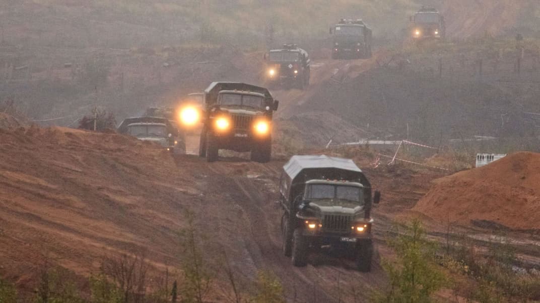 Російська військова техніка їде під час військових навчань на полігоні поблизу Санкт-Петербурга, Росія, 18 вересня 2017 року.