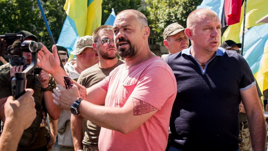 Учасник бойових дій Віталій Олешко, позивний «Сармат», (в центрі) під час акції протесту в Херсоні, 6 липня 2018 року