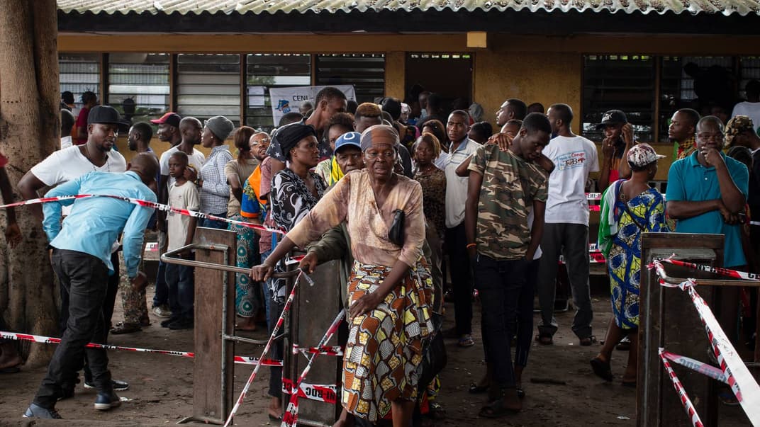 Люди біля виборчої дільниці у Конго
