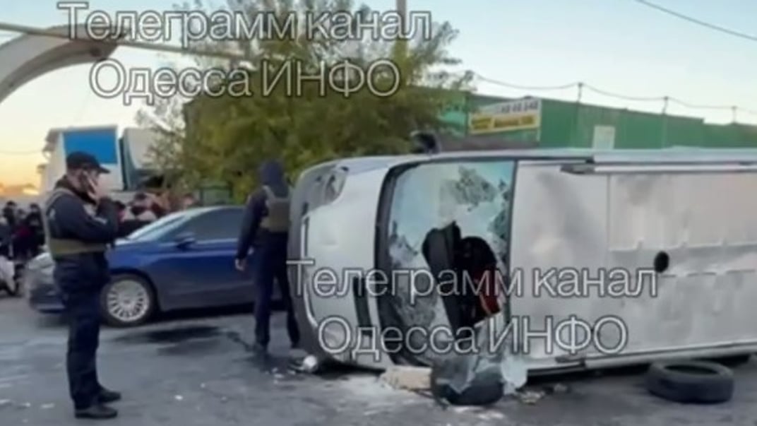 Перевернутий мікроавтобус ТЦК в Одесі Перевернутий мікроавтобус ТЦК в Одесі