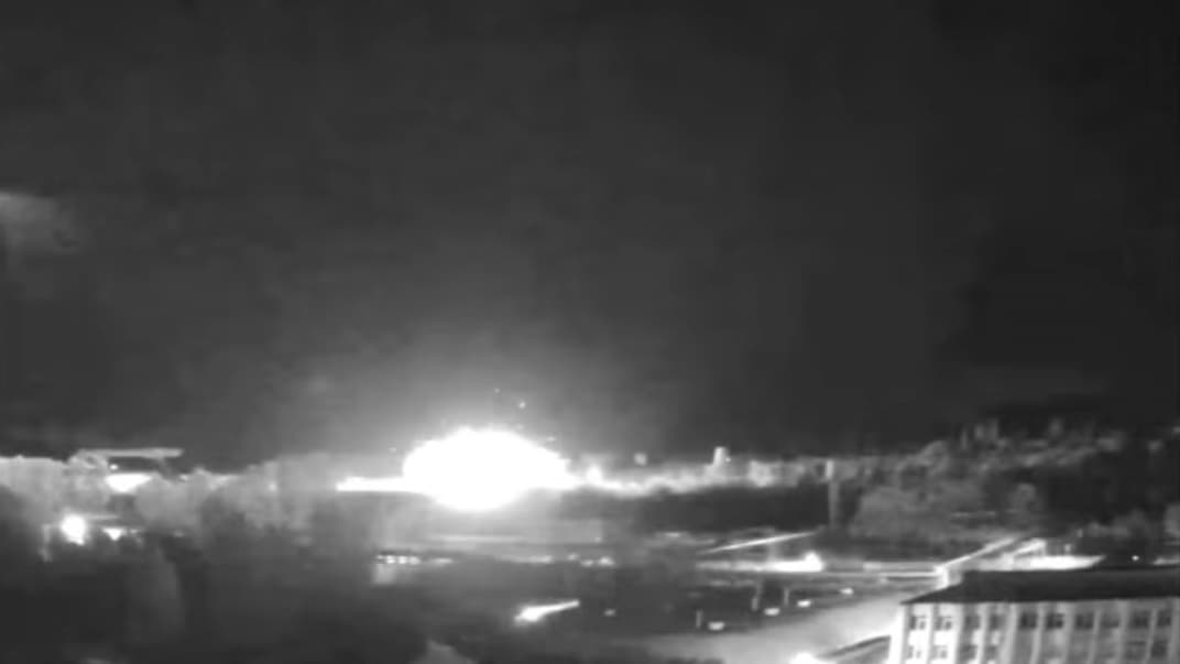 Момент удару по території промислової зони Південноукраїнської атомної електростанції