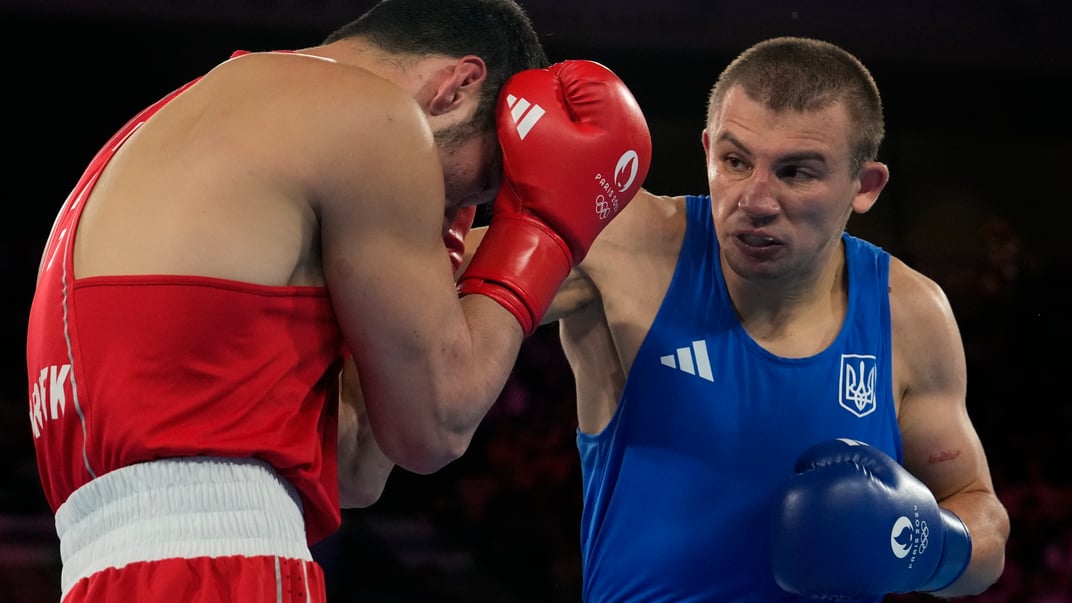 Український боксер Олександр Хижняк у фінальному бою з Нурбеком Оралбаєм з Казахстану на Олімпіаді-2024
