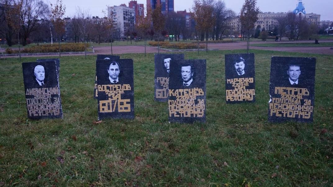 Картонні надгробки з іменами восьми депутатів від «Єдиної Росії»