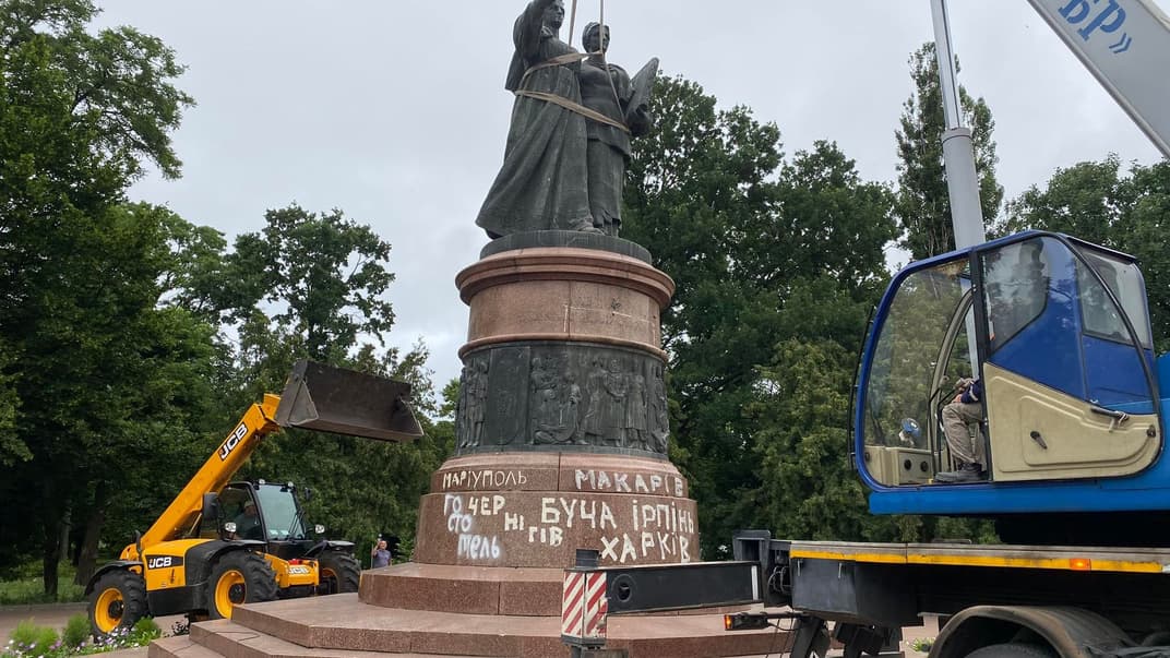 В Переяславе Киевской области демонтировали памятник «Навеки вместе», который установили в городе для празднования 300-летия «воссоединения» Украины с россией, 7 июля 2022 года
