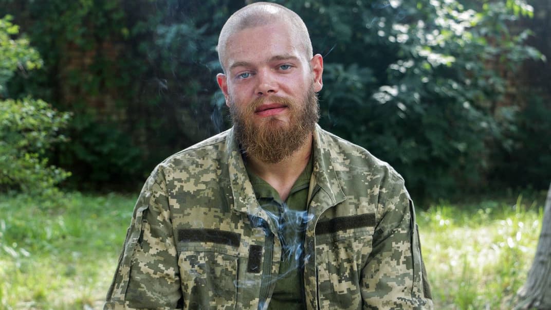 Норвежець Йоахім Фурхольм підписав контракт зі Збройними силами України і поїхав воювати на Донбас, але через місяць служби з ним раптово і без пояснень розірвали угоду, виславши із зони бойових дій. Київ, 28 серпня 2018 року