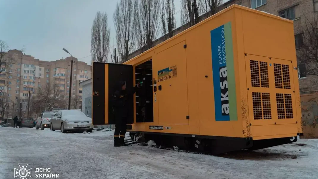 Рятувальники надають допомогу людям під час відключень світла і морозів