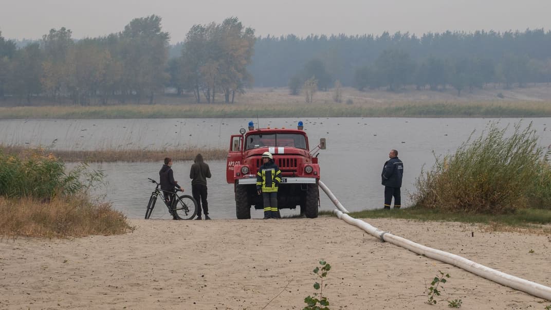 Пожежна машина стоїть біля водойми на Луганщині, 1 жовтня 2020 року.