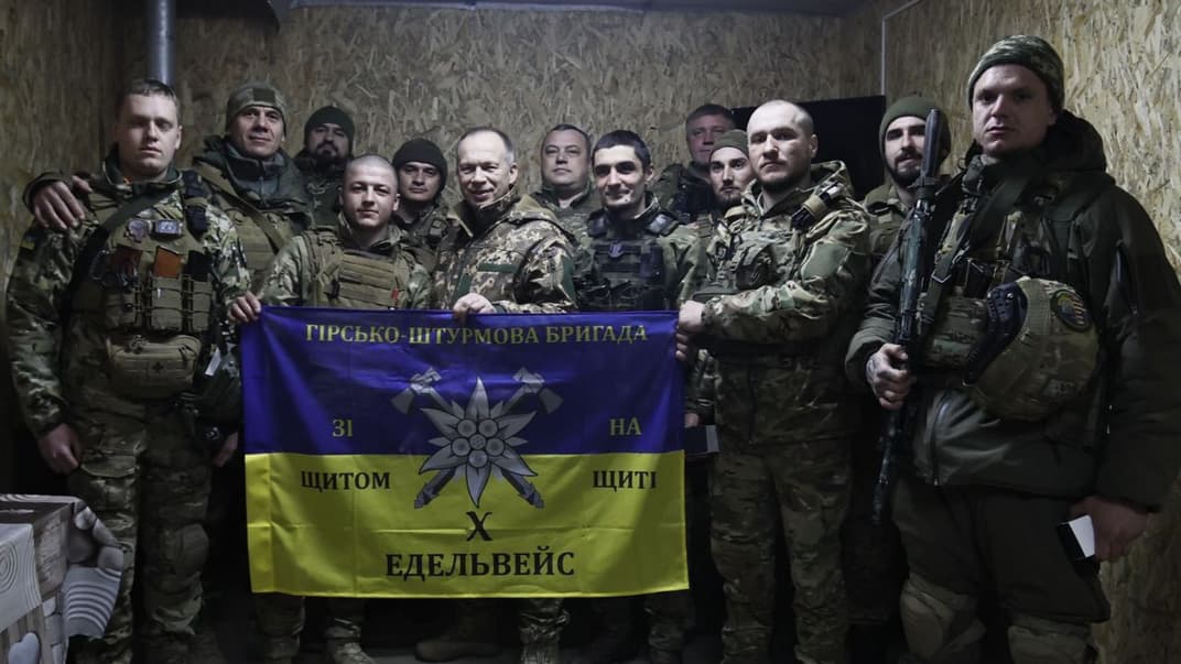 Командующий Сухопутными войсками Сырский с военными в Бахмуте