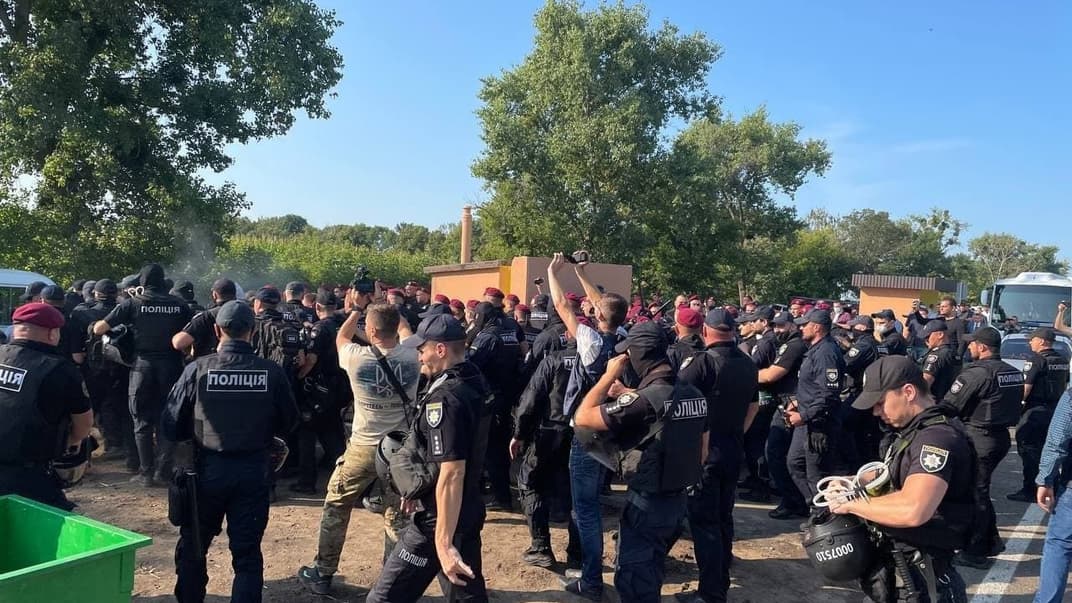 Сутички під час підняття Державного прапора за участю президента України Володимира Зеленського